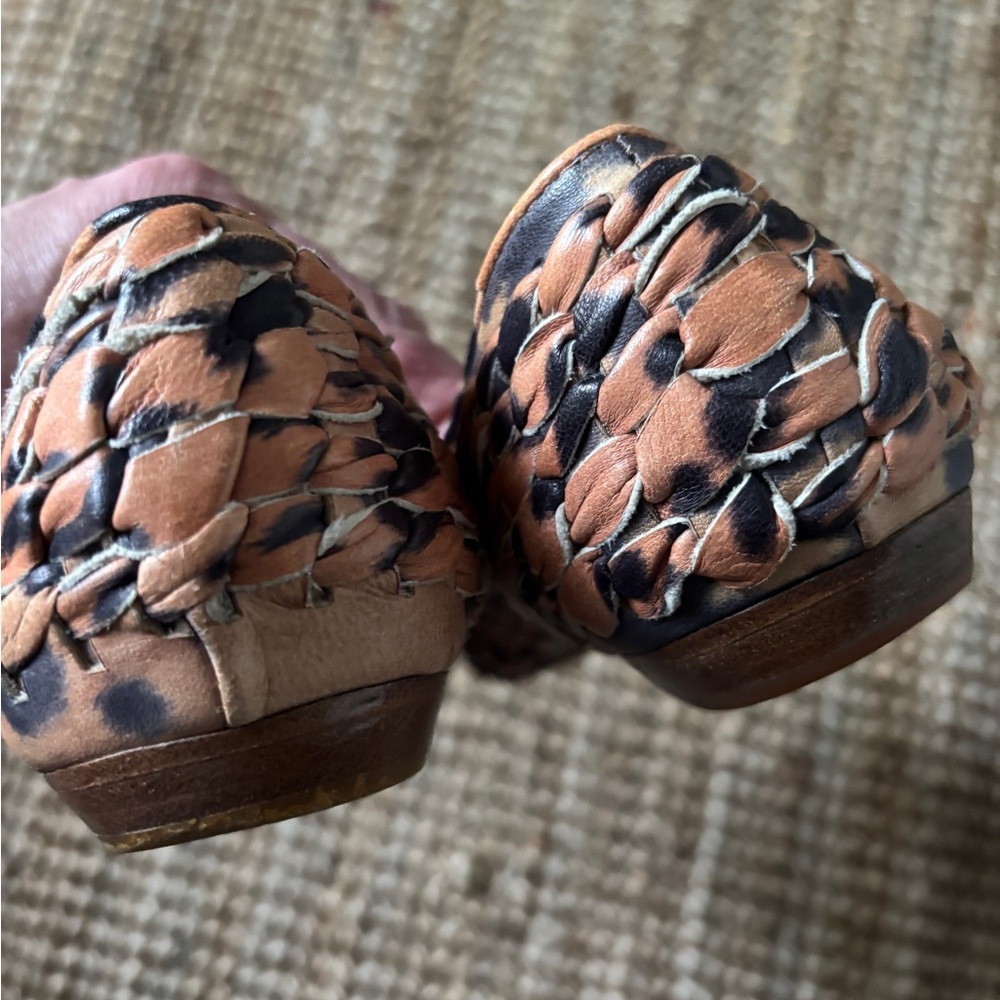 Givenchy Women’s Leather Leopard Animal Cheetah Print Flat Shoe size 9.5 - Picture 5 of 5